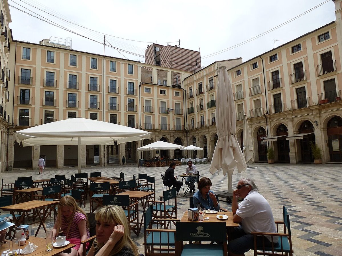 Terrazas en la plaça de Dins de Alcoi, en 2015