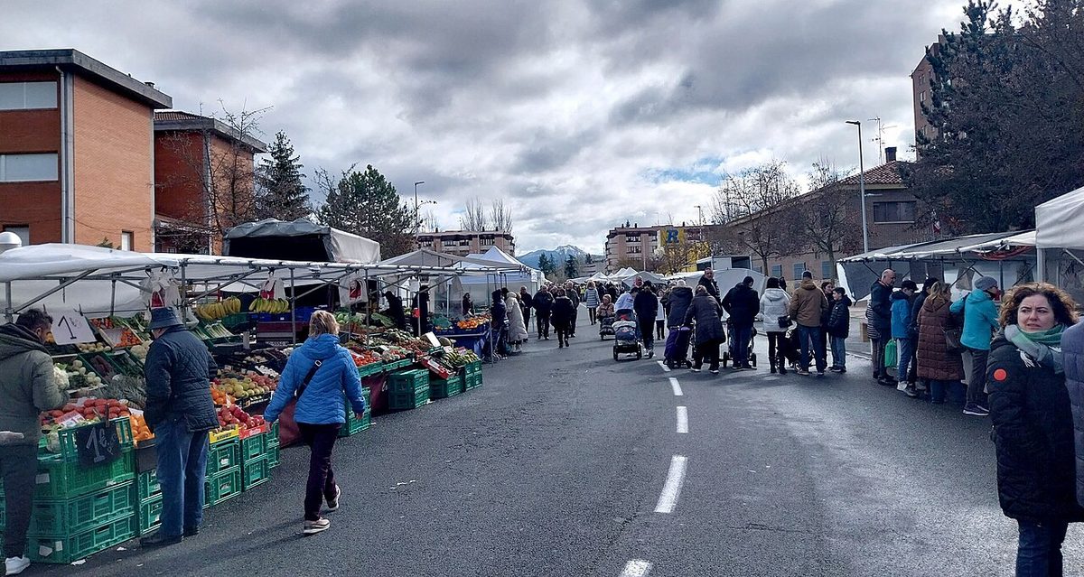 Vecinos en el mercadillo de los sábados de Miranda de Ebro, en 2024