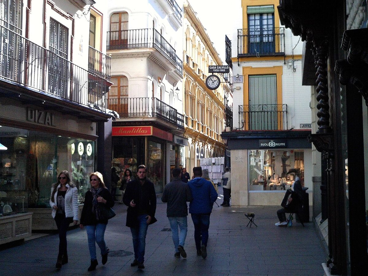 Paseantes en la calle Sierpes de Sevilla, en 2016