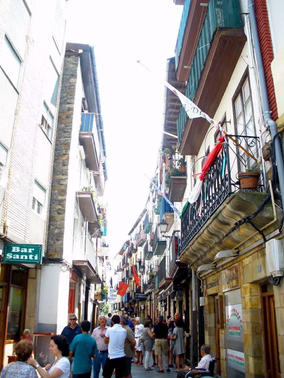 Una calle comercial de Castro-Urdiales, en 2023