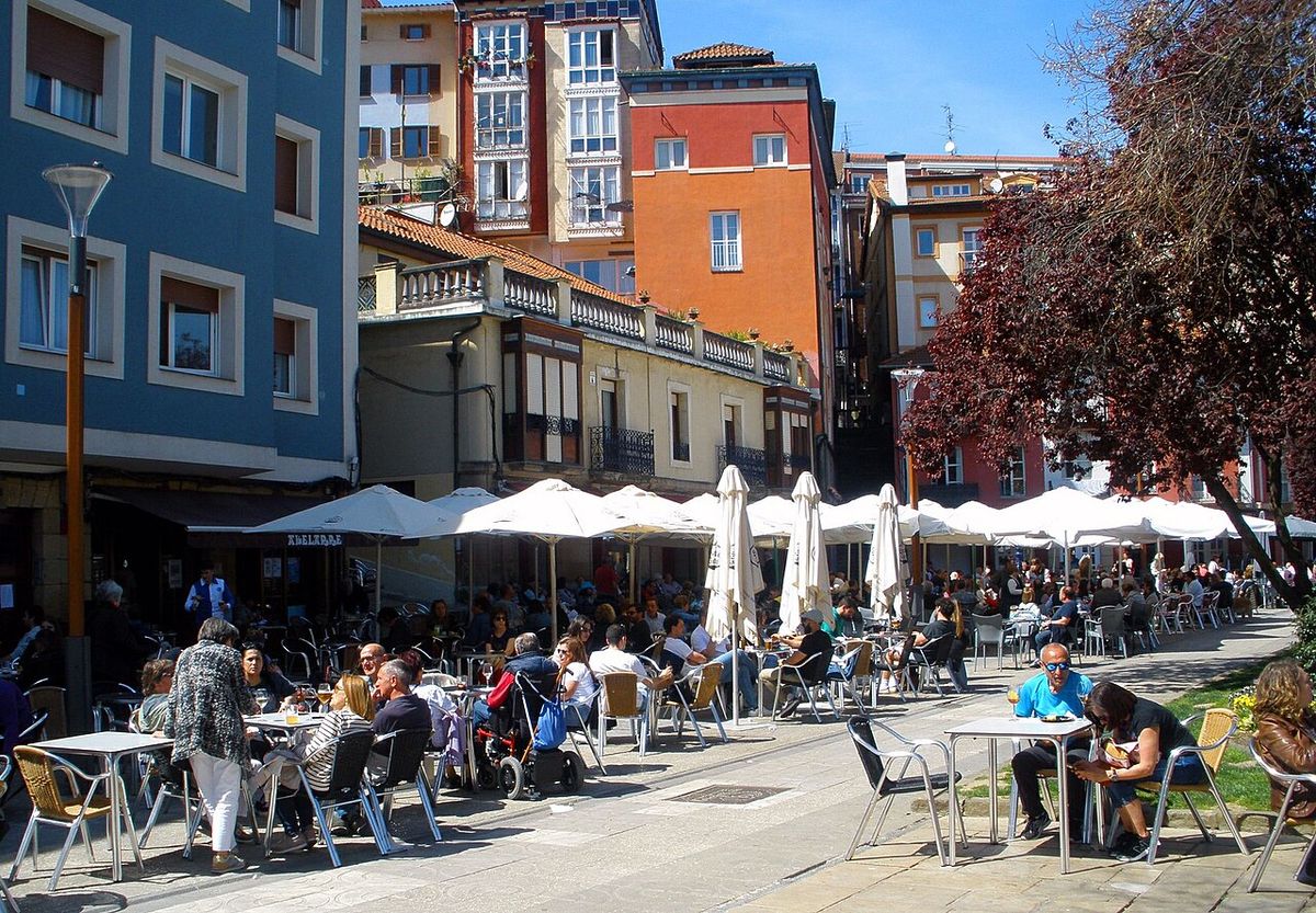 Terrazas en la calle Manuel Calvo, en Portugalete, en 2024