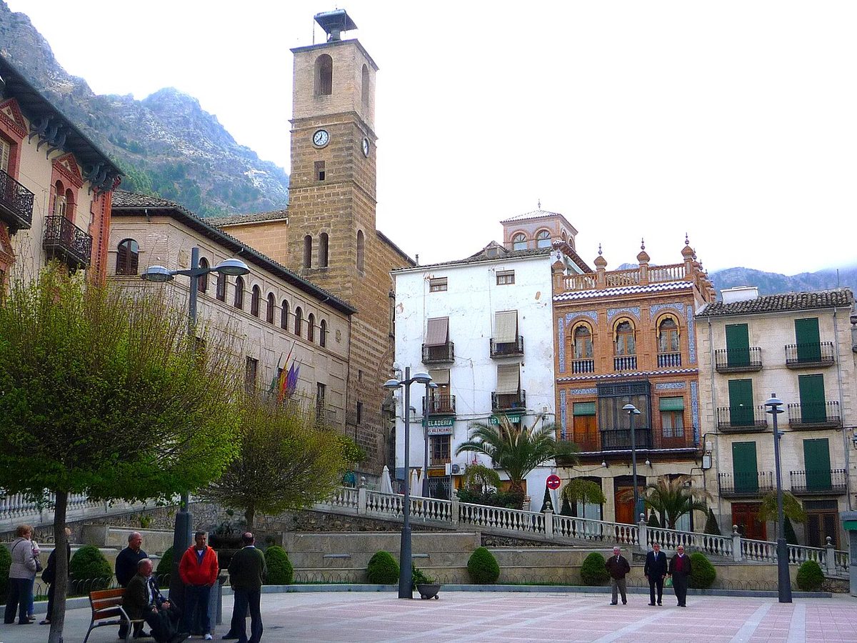 Vecinos en la plaza de la Corredera de Cazorla, en la misma provincia que Jódar, en 2012