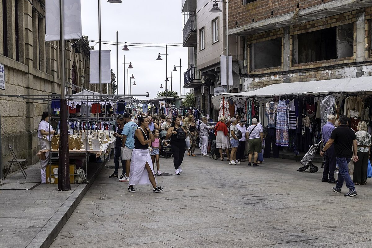 Vecinos en la feria de la rúa Serafín Tubío de Marín, en la misma provincia que Lalín y Vilanova de Arousa, en 2025
