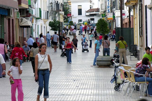 Vecinos en la calle Mesones de Constantina, en la misma provincia que Arahal y Marchena, en 2005