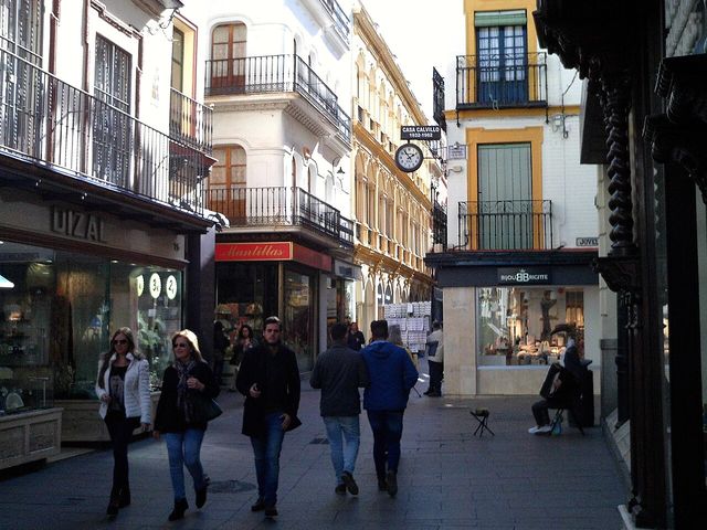 Paseantes en la calle Sierpes de Sevilla, en 2016