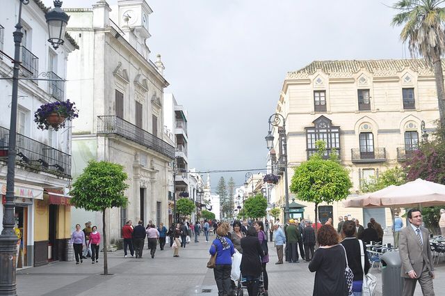 Vecinos en la calle Ancha de Sanlúcar de Barrameda, en 2010