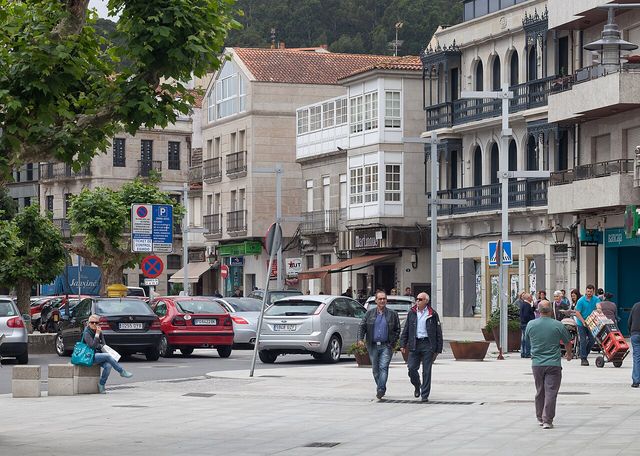 Vecinos paseando por una calle del centro de Cangas, en el Morrazo, en 2013