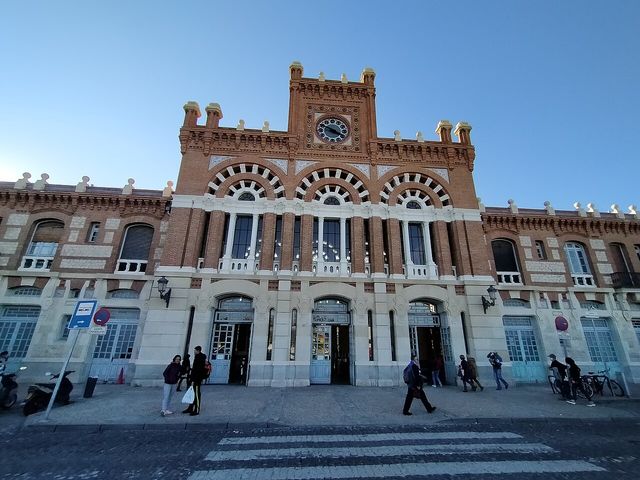 Viajeros ante la estación de tren de Aranjuez, en 2021