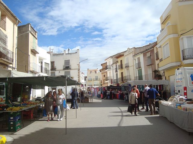 Vecinos en el mercado de los domingos en una calle de Benlloc (Castellón), en 2016