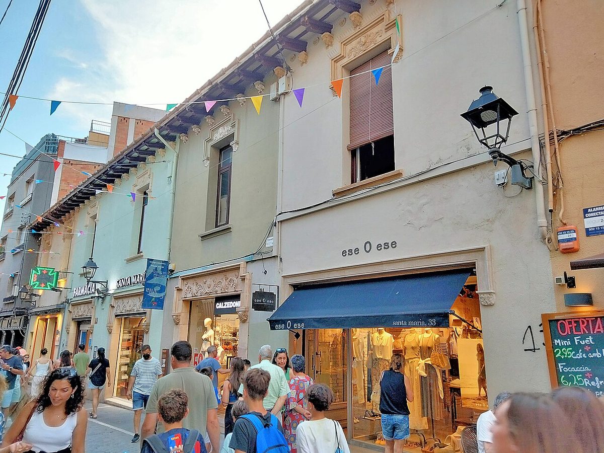 Paseantes en el carrer de Santa Maria de Sant Cugat del Vallès, en 2023
