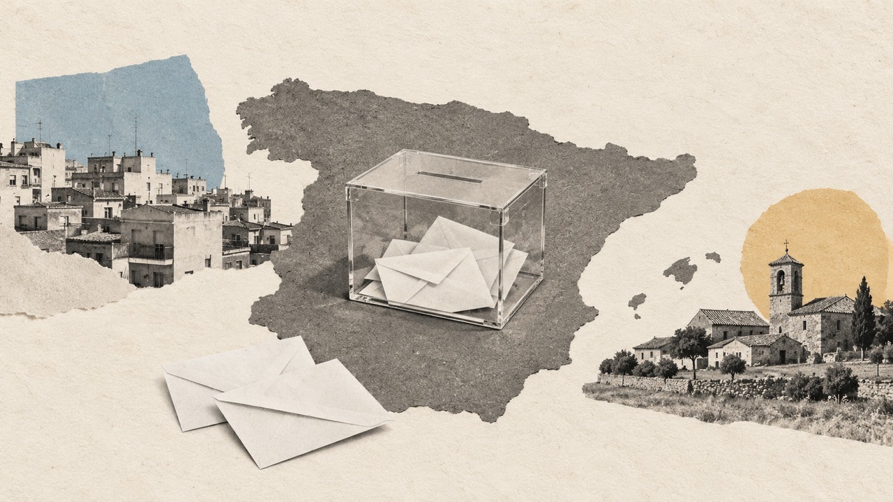 Una urna transparente llena de sobres sobre el contorno de España, entre una ciudad y un pueblo con campanario: un collage.