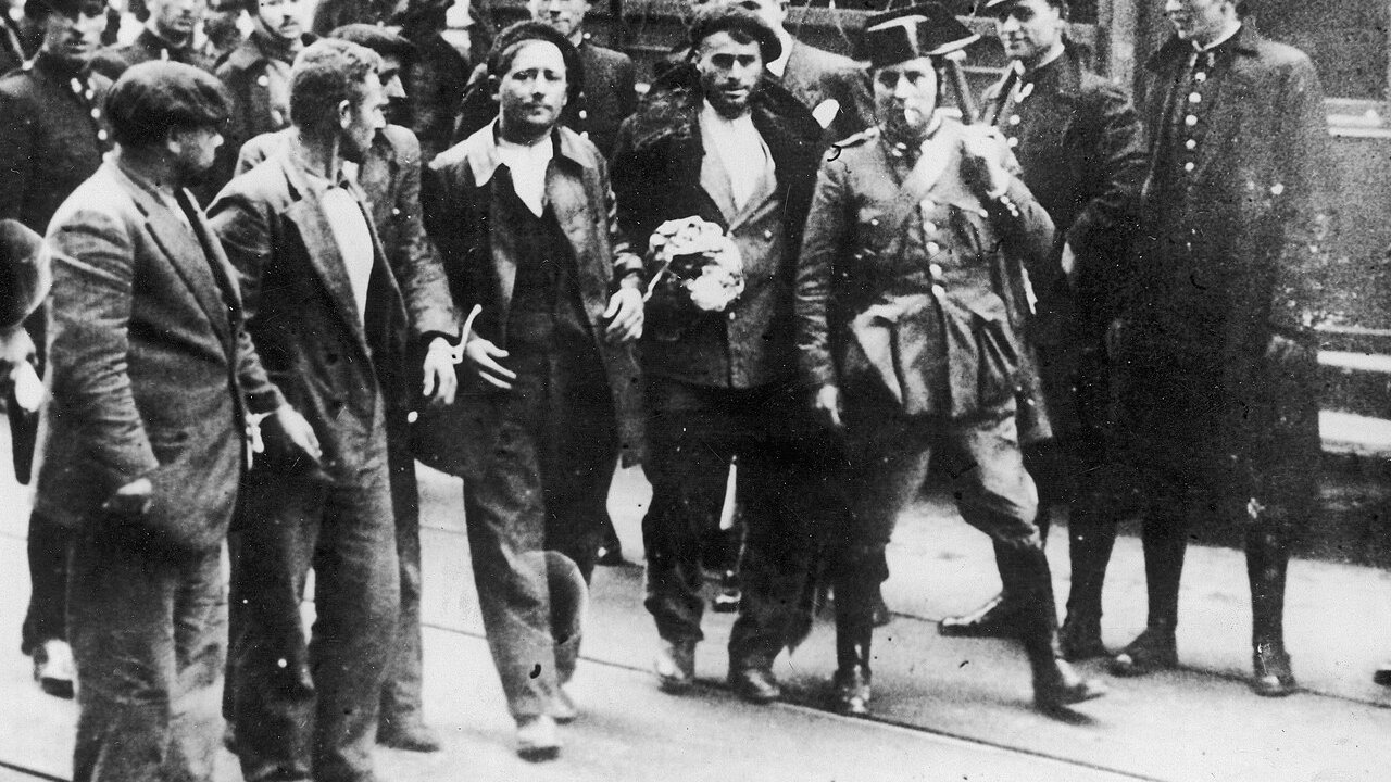Obreros detenidos por la Guardia Civil y la Guardia de Asalto durante la revolución de Asturias, en octubre de 1934.