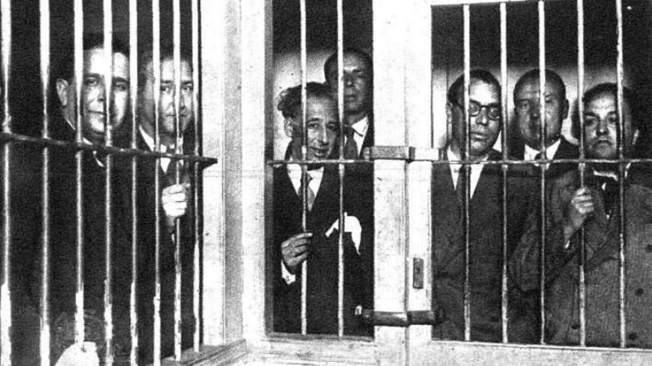 Lluís Companys (en el centro), Joan Comorera y otros miembros del Gobierno de la Generalitat presos, en una foto publicada en 1936.