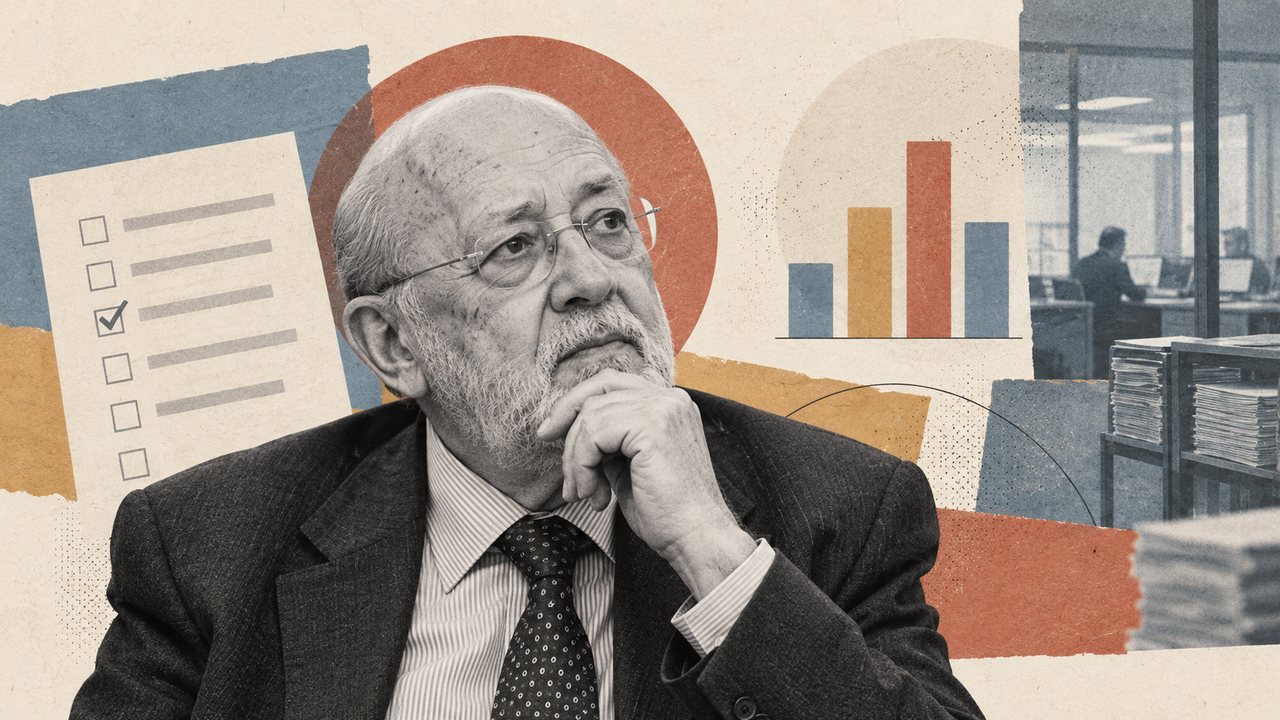 José Félix Tezanos entre un cuestionario, unas barras y una oficina: un collage.