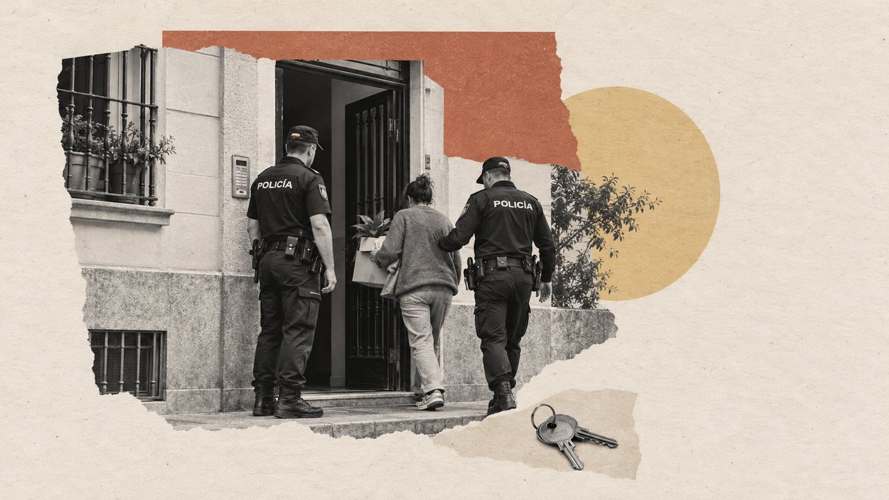 Dos policías acompañan a una mujer con una caja hasta un portal; en el suelo, un juego de llaves: un collage.
