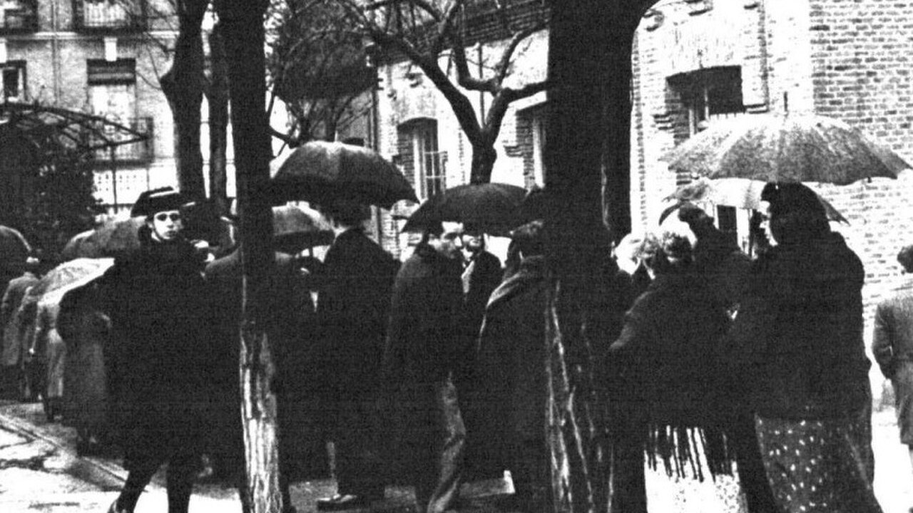 Cola para votar bajo la lluvia en La Guindalera, Madrid, el 16 de febrero de 1936.