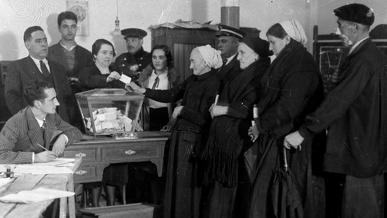 Mesa electoral en las escuelas del ayuntamiento de Éibar en el referéndum del Estatuto vasco, el 5 de noviembre de 1933, presidida por Pastora Medina Corta.