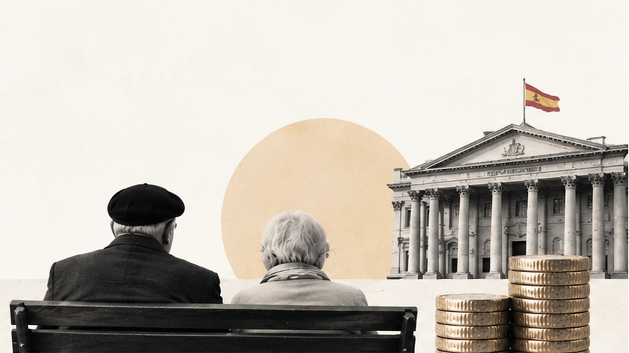 Dos jubilados en un banco, de espaldas, ante un edificio oficial con la bandera de España y dos pilas de monedas.
