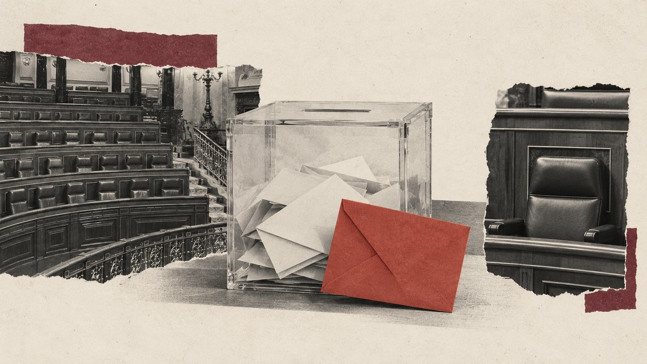 Una urna llena de sobres con uno rojo delante, entre los escaños del Congreso y el sillón de la presidencia: un collage.