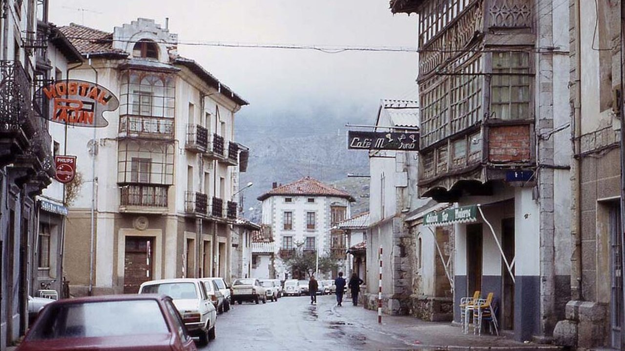 Una calle de Riaño (León) en noviembre de 1984, tres años antes de que lo cubriera el embalse.