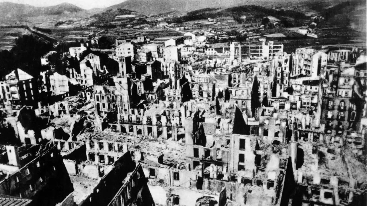 Gernika en ruinas tras el bombardeo del 26 de abril de 1937.