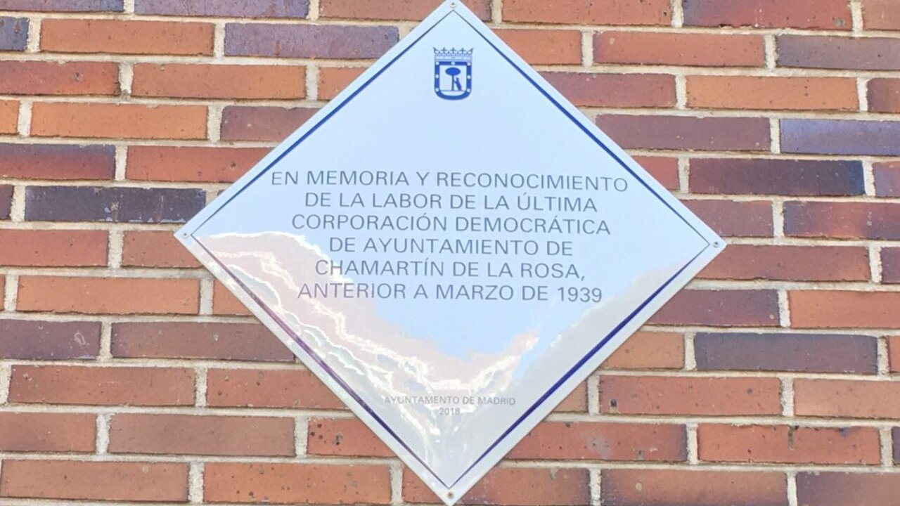 Placa en memoria de la última corporación democrática de Chamartín de la Rosa, en la Junta Municipal de Chamartín (Madrid), descubierta el 15 de enero de 2019.