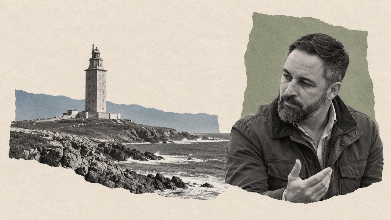 Santiago Abascal, cabizbajo, ante la Torre de Hércules de A Coruña.
