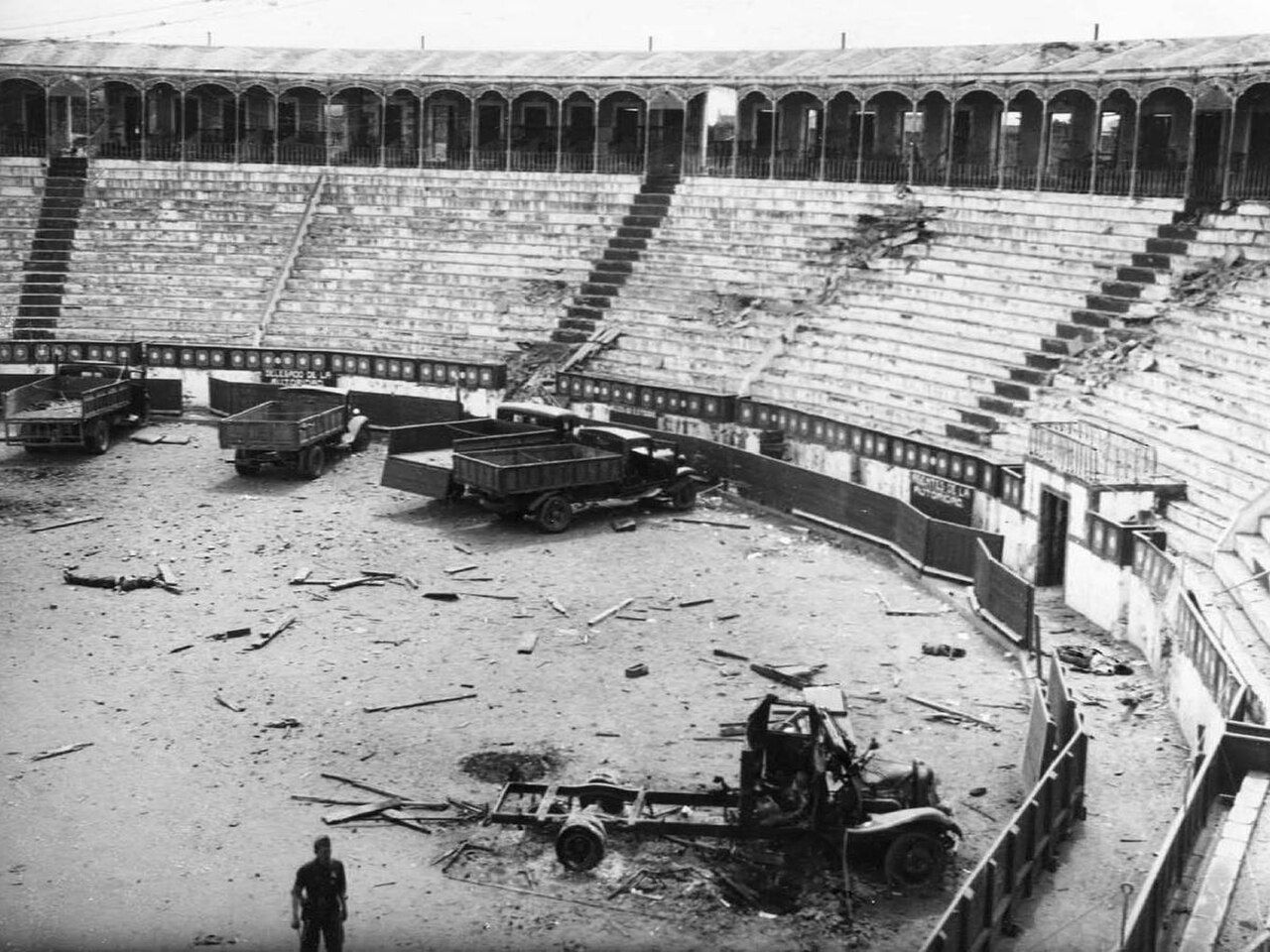 La plaza de toros de Badajoz en agosto de 1936, con camiones en el ruedo.