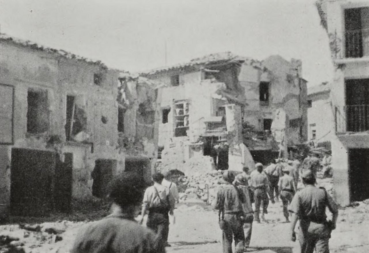 Casas destruidas de Belchite después de la batalla, con muros derrumbados.