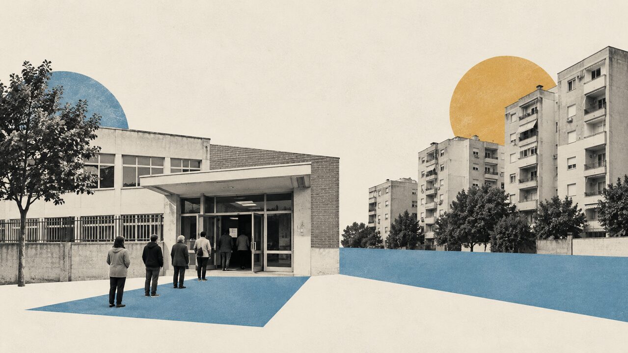 Cola de votantes ante un colegio electoral entre bloques de pisos