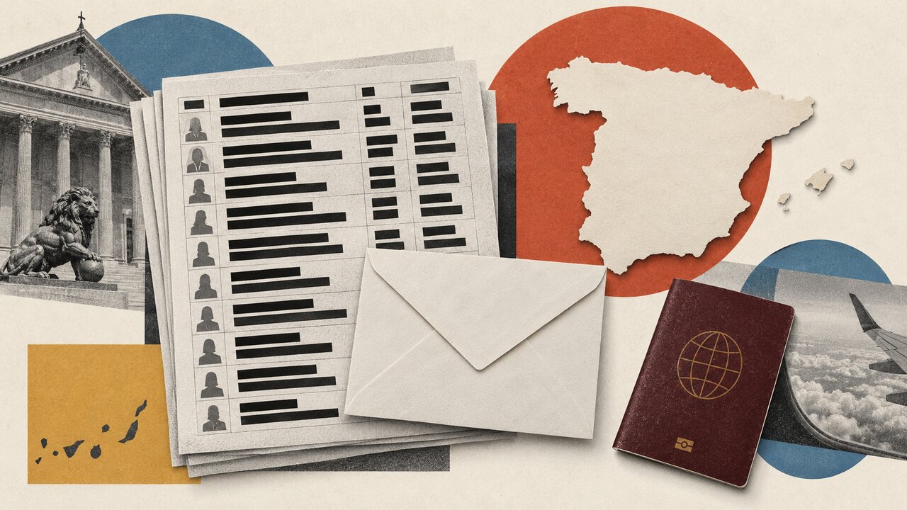 Listas del censo electoral, un sobre de votación y un pasaporte